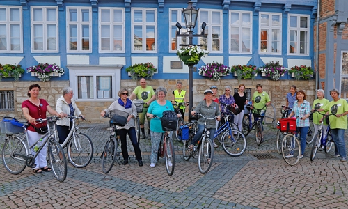 Die Arbeitsgruppe „frauenORT Henriette Breymann“ nutzt auch in diesem Jahr wieder das STADTRADELN, um das Wirken Breymanns Interessierten näher zu bringen. Die Fahrradtour am Freitag, 3. Juni 2016, begann am Rathaus. Foto: Stadt Wolfenbüttel

