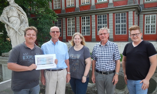 Thomas Kübler (l.), Melanie Kübler und Christoph Hintze von der Cheerleading-Abteilung des MTV Wolfenbüttel überreichten Axel Gummert (2. v. r.) und Manfred Ammon den Spendenscheck. Foto: Stadt Wolfenbüttel