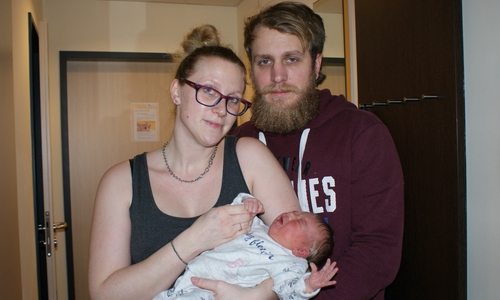 Neujahrsbaby Eva Globisch mit ihren Eltern Anna-Carina Globisch und Marvin Lyssy. Fotos: Helios Klinikum