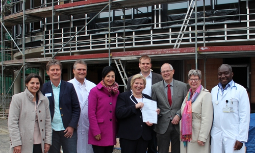 Katrin Stary, Christiane Bitter, Prof. Dr. Matthias Menzel, Immacolata Glosemeyer, Cornelia Rundt, Karsten Dolatka, Wilken Köster, Angelika Jahns und Dr. Sally Mukodzi. Foto: Klinikum Wolfsburg