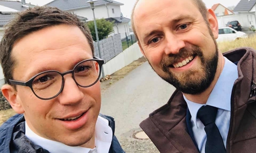 Der Bundestagsabgeordnete Falko Mohrs und der Schöninger Bürgermeisterkandidat Malte Schneider bei Haustürbesuchen in Schöningen. Foto: SPD