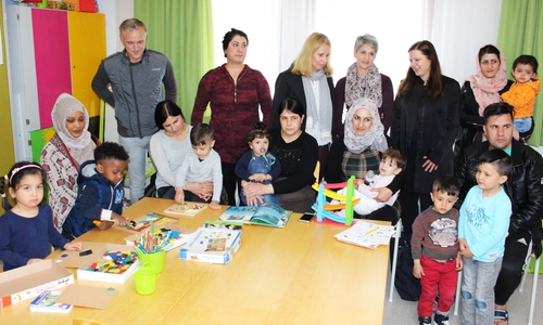 Stolz präsentieren die Kinder zusammen mit ihren Eltern und den Verantwortlichen die neuen Kinderräume in der Flüchtlingsunterkunft Hafenstraße. Fotos: Sandra Zecchino