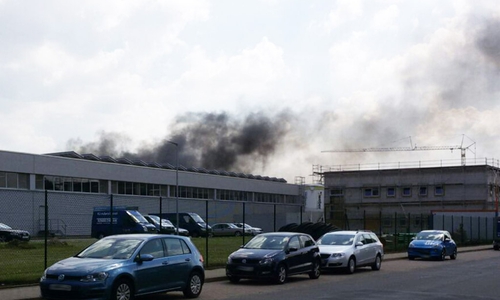 Schwarzer Rauch steigt über den Dächern der Werkshallen von Jägermeister auf. Foto/Video: Sabrina Heise