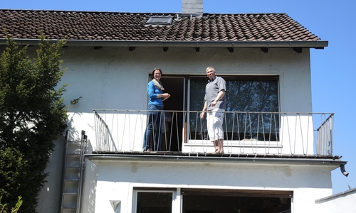 Sylke Adam vom Landkreis Wolfenbüttel und Wolfgang Diener bei der Besichtigung der Dachfläche. Foto: Landkreis Wolfenbüttel
