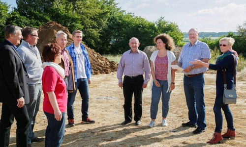 Hier entsteht der Neubau des Feuerwehrgerätehauses in Klein Flöthe - von links betrachten den Bauplatz: Oliver Ganzauer, Andreas Niebuhr, Petra Johns, Dietmar Wessel, Jan-Phillipp Preißner, Bruno Polzin, Susanne Fahlbusch, Joachim Homes und Eva Fuhrmann-Bockemühl. Foto: Ganzauer