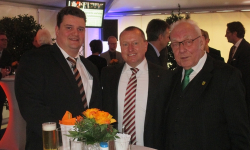 Beim Neujahrsempfang der Volksbank BraWo hatte Steffen Krollmann (mitte) viele Tischgespräche, im Bild mit den Sicktern Dieter Lorenz  (rechts) und Dirk Loges. Foto: Privat
