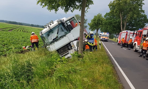 An dem LKW entstand Totalschaden. Foto: Samtgemeindefeuerwehr Meinersen