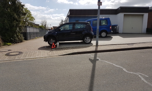 Der Seat Mii wurde auf einem Parkplatz der Straße Goldregenweg gerammt. Foto: Polizei Wolfsburg