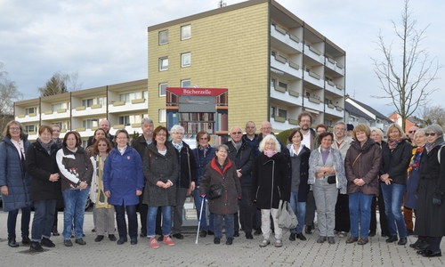 Die Teilnehmer am Dankeschön-Abend des Stadtteilnetzwerkes Nordost vor der Bücherzelle in der Danziger Straße. Foto: Stadtteilnetzwerk Nordost