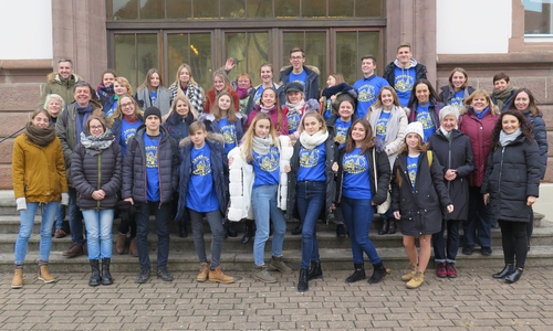Als Geschenk verteilte die Kreisjugendpflege Landkreis-T-Shirts an die Jugendlichen. In den kommenden Tagen erleben die jungen Menschen ein umfangreiches Programm in Stadt und Landkreis Wolfenbüttel sowie in der Region. Foto: Landkreis Wolfenbüttel