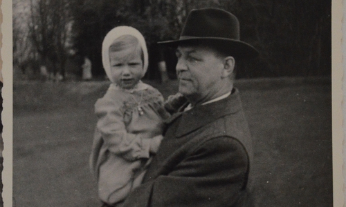Sabine Pinkepank mit ihrem Großvater Henry Pinkepank, 1952. Foto: Privatbesitz Sabine Pinkepank.