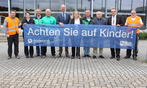 Mit Spannbänder sollen Verkehrsteilnehmer zur Rücksichtnahme im Straßenverkehr aufgefordert werden. Von links. Rudolf Schlepp (Verkehrswacht), Simone Hartmann (Verkehrssicherheitsbeauftragte der Polizei), Bernd Gutsche und Martin Behrendt (Verkehrswacht), Matthias Tramp und Vera Steiner (Geschäftsführung Stadtwerke), Axel Gummert und Wolfgang Gürtler (Stellverteter und Vorsitzender Verkehrswacht), Ralf Saborowski (Bezirksdirektor Öffentliche) und Klaus-Detlef Böttcher (Verkehrswacht) Foto: Max Förster