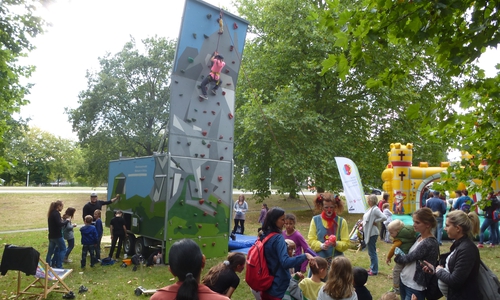 Der Abenteuer-Kletterturm ist nur eine der Attraktionen beim Spielefest zum Weltkindertag. Foto: Stadt Wolfsburg