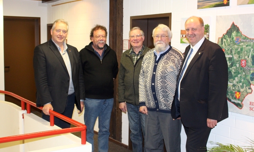 Vorsitzender Frank Oesterhelweg, Beisitzer Dr. Michael Geschwinde und Henning Meyer, der aus dem Vorstand ausscheidende Karl-Friedrich Weber und stellvertretender Vorsitzender Andreas Memmert (v. li.). Es fehlen Kassenwart Christian Müller, Schriftführer Michael Grall und Beisitzer Helmut Wilm. Fotos: Alexander Dontscheff