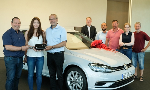 Glücklich nimmt die tochter ihren neuen VW-Golf in Empfang. Foto: IG Metall Wolfsburg