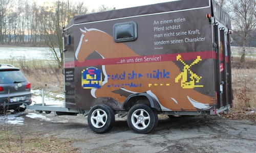 Die Achse des Anhängers ist sichtlich gebrochen. Foto: Christoph Böttcher