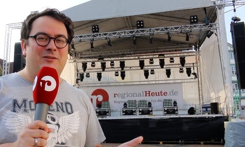 regionalHeute.de Redaktionsleiter Werner Heise berichtet von der Altstadtfest-Bühne am Stadtmarkt. Video: regionalHeute.de