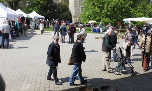 Im Bild der Kunsthandwerkermarkt auf dem Rittergut Veltheim. Foto: Richert 

