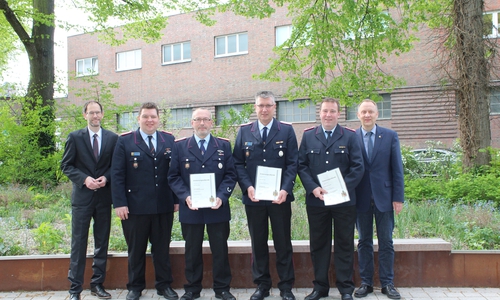 Von links: Stadtrat Christian Axmann, Stadtbrandmeister Timm Wiesemann, Sven Bössel, Ortsbrandmeister Dirk Tinius, stellvertretender Ortsbrandmeister Norbert Czyrnik und Bürgermeister Klaus Saemann. Foto: Stadt Peine