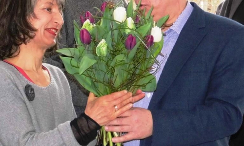 Einen Blumenstrauß als Frühlingsbote erhielt Sonngard Marcks von Andreas Meißler. Foto: Privat