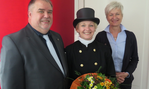 Frank Dornemann, Vertreter der Schornsteinfeger-Innung Braunschweig (links) und Landrätin Christiana Steinbrügge (rechts) gratulierten Schornsteinfegermeisterin Sonja Engler zur Verlängerung der Bevollmächtigung. Foto: Landkreis Wolfenbüttel