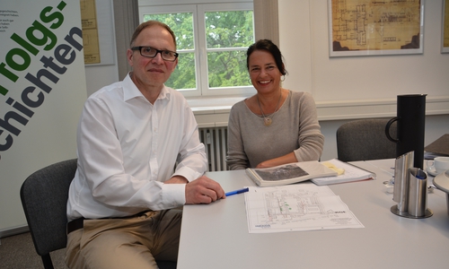Kanalsanierung am Exer läuft. Ingenieur Sebastian Zichy und Carola Weitner-Kehl, Geschäftsführerin des tiw. Foto: tiw
