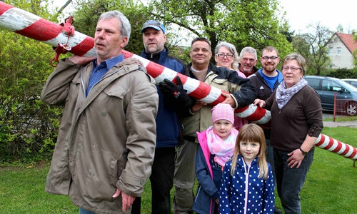 Gemeinsam wurde der Maibaum aufgestellt. Foto: Bernd-Uwe Meyer