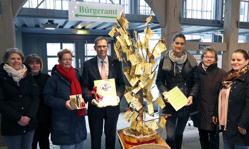 Erster Stadtrat Knut Foraita nahm den Baum von den Vertreterinnen des Kinder- und Familienzentrums entgegen. Foto: Stadt Wolfenbüttel 