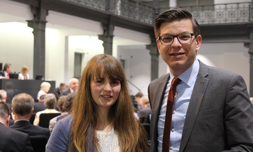 Elisa El Nahawi hat an der Seite von Björn Försterling drei Tage lang Einblicke in den Landtag gewonnen. Foto: Privat/Christina Balder