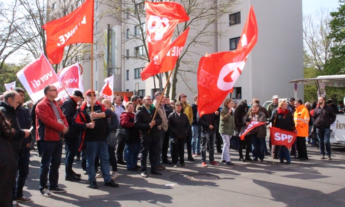 Gut 250 Menschen waren zu der Maikundgebung des DGB gekommen. Foto: Frederick Becker