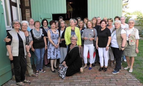 Die UnternehmenFrauen im Handwerk und das Team vom Gärtnermuseum versammelten gemeinschaftlich und gut gelaunt zum Auftakt. Fotos: Andreas Meißler