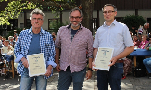 Die frischgebackenen Ritter Erwin Hinzmann und Lars Schaare mit Frank Wolters, Vorsitzender des Freundeskreis Burg Neuhaus. Fotos: Eva Sorembik