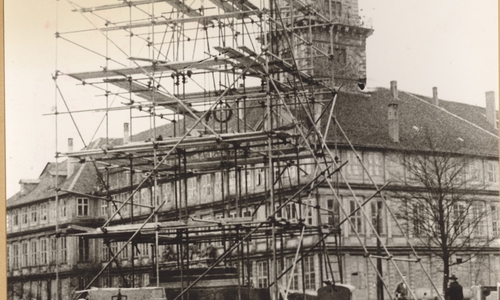 Stadtführung durch Wolfenbüttel. Hier: Denkmal auf dem Schlossplatz wird umgebaut und versetzt 1959 Foto: Museum Schloss Wolfenbüttel
