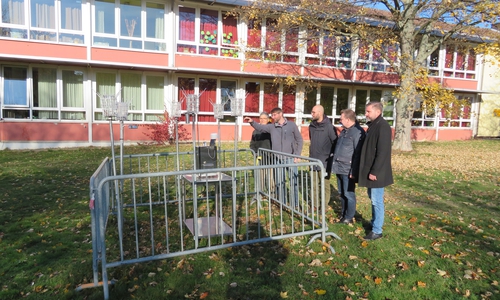 An der Grundschule Harlingerode erläutert Christopher Zierke  vom Staatlichen Gewerbeaufsichtsamt Braunschweig dem Gutachter Dr. Tobias Weinmann die im Sommer aufgestellten Immissionsmessgeräte. Foto: Landkreis Goslar