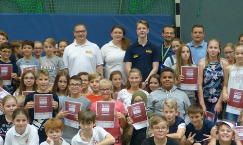 Beim "Tag der Wiederbelebung" in der Großen Schule lernten die Kinder Maßnahmen zum Leben retten. Fotos: Presse- und Öffentlichkeitsarbeit Große Schule