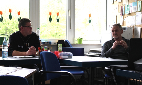 Ulf Barnstorf (Verkehrssicherheitsberater Polizei) und Christoph Wäterling (Schulleiter Grundschule Lessingstraße Helmstedt) stellten ihre aktuellen Erkenntnisse zum Thema Elterntaxis vor. Foto: Christoph Böttcher