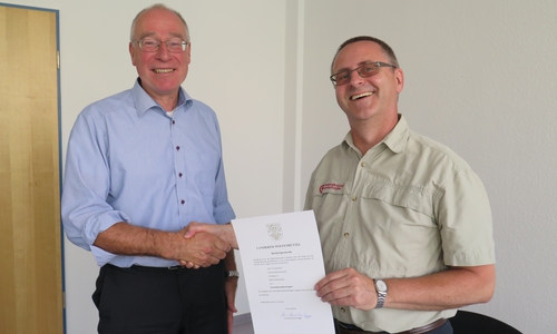 Freude auf beiden Seiten: Kreis-Umweltdezernent Claus-Jürgen Schillmann (links) überreicht dem neuen Kreiswaldbrandbeauftragen Andreas Baderschneider die Bestellungsurkunde. Foto: Landkreis Wolfenbüttel
