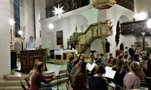Schülerinnen und Schüler des 11. Jahrgangs gestalteten den Weihnachtsgottesdienst. Fotos: Stefan Meyer/Große Schule