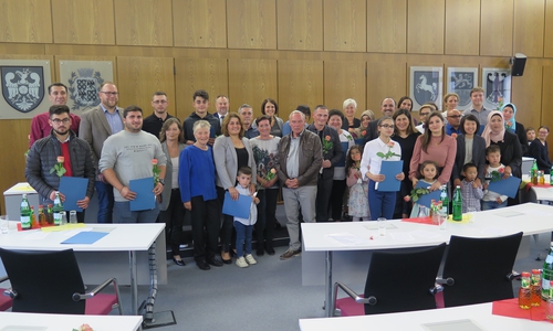 36 Bürgerinnen und Bürger erhielten während eines Festakts im Großen Sitzungssaal des Landkreises ihre Einbürgerungsurkunden. Foto: Landkreis Wolfenbüttel