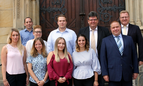 Vordere Reihe von links: Anja Müller, Mandy Simon, Jadie Simson, Sophie Flor, Bürgermeister Wittich Schobert.
Hintere Reihe von links: Can Flechtner, Tanja Lüdtke, Rudolf Sorge, Thomas Bode, Jörg Stielau. Foto: Stadt Helmstedt