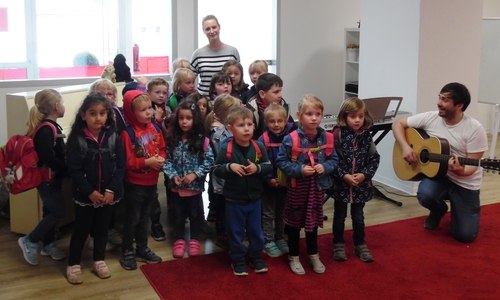 Die „Singenden Dinos“ der Kita Sonnenschein in Remlingen besuchten die Musikschule Drewes in Wolfenbüttel. Foto: Samtgemeinde Elm-Asse