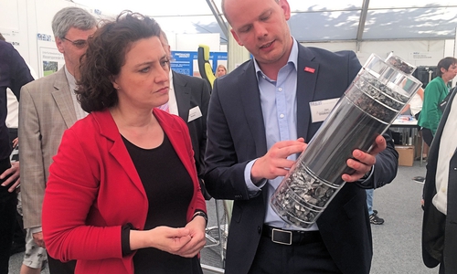 Mit einer „Gläsernen Batterie“ zeigt Jan Diekmann der TU Braunschweig Carola Reimann, welche wertvollen Materien sie mit dem „LithoRec“- Recyclingprozess aus einer Lithium-Ionen-Altbatterie zurückgewinnen können und wie sie damit einen Beitrag zu einer nachhaltigen Elektromobilität sowie zur Verringerung der geostrategischen Abhängigkeit von wichtigen Rohstoffen leisten. Foto: Privat