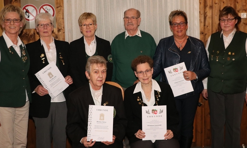 v.l.: Angelika Bail Vorstand, Liesel Raschke, Andrea Taxweiler, Helene Giese, Waldemar Semke Leistungsabzeichen, Christiane Czerwinski, Andrea Dremmler und Vivian Schärling Vorstand. Foto: Adersheimer Schützengilde