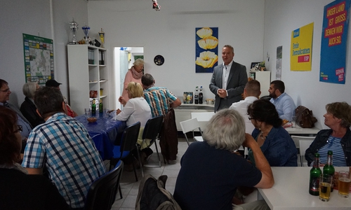 Die Gäste des FDP-Sommergrillens lauschten zum Auftakt den Ausführungen des Landtagsabgeordneten Dr. Marco Genthe (stehend).
Foto: Privat