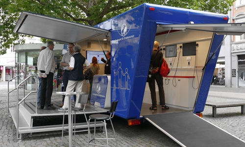 Auf dem Wochenmarkt kann sich am BfS-Infomobil rund um das Thema Schachtanlage Asse II informiert werden. Foto: Privat