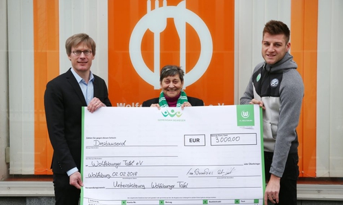 Scheckübergabe bei der Wolfsburger Tafel mit Dr. Tim Schumacher, Robin Knoche und Schülern der BBS II. Foto: regios24/Darius Simka