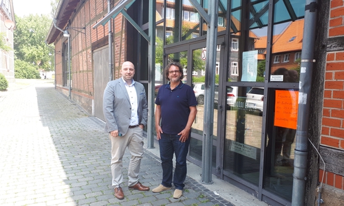 Kulturdezernent Eric Neiseke und der neue Fachdienstleiter Kultur, Hartmut Schölch vor der Kulturscheune. Foto: Stadt Salzgitter
