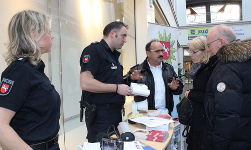 Die Polizei Goslar informierte zum Thema Einbruchschutz in der Kaiserpassage. Foto/Video: Anke Donner 