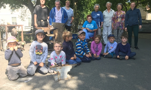 In der Seniorenbetreuung Schloß Schliestedt findet in dieser Woche unter dem Titel „Spassvögel & Ernsttiere“ ein Kunstschmiedeworkshop für die Bewohner und Besucher statt. Am Mittwoch arbeiteten Kinder des Waldkinergartens mit. Fotos: Nils Wilke 