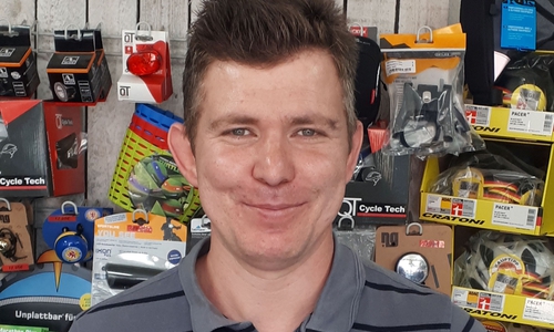 Jan Werner, Geschäftsführer von „MyBikes“ in Wolfenbüttel, stiftet zusätzliche Preise als Ansporn. Foto: AOK Niedersachsen